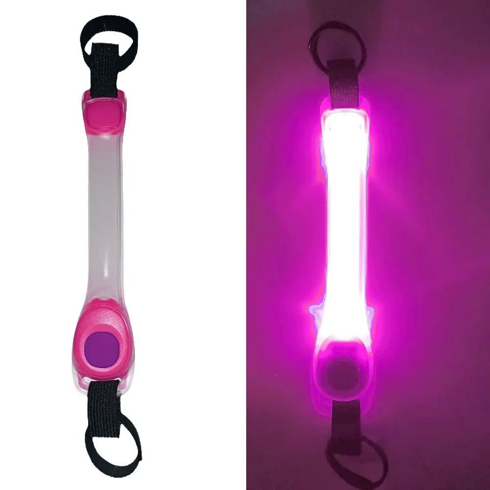 Collier de sécurité anti-perte pour chien avec pendentif lumineux multicolore, étanche, pour extérieur, avec bande lumineuse LED clignotante et accessoire de traction pour animaux de compagnie.